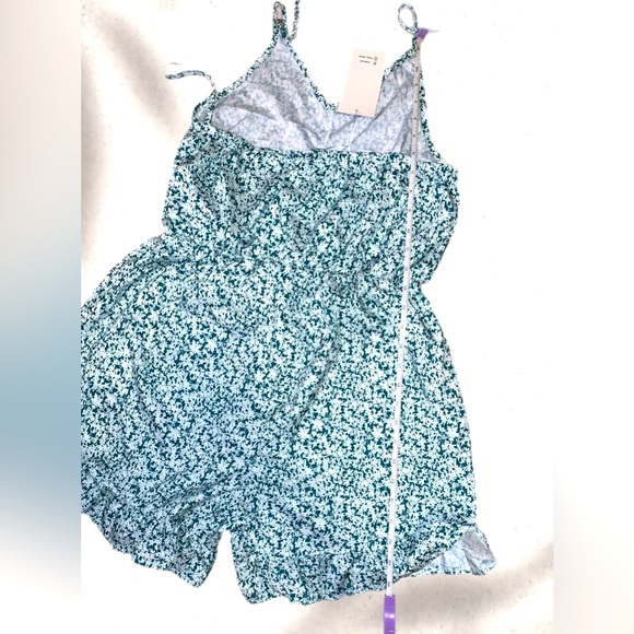 •Donated to Fire Evacuees• Floral Romper NWT Size Medium - Picture 4 of 7